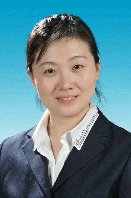 杨杨,长春师范大学毕业,现为中国硬笔书法协会会员,长春硬笔
